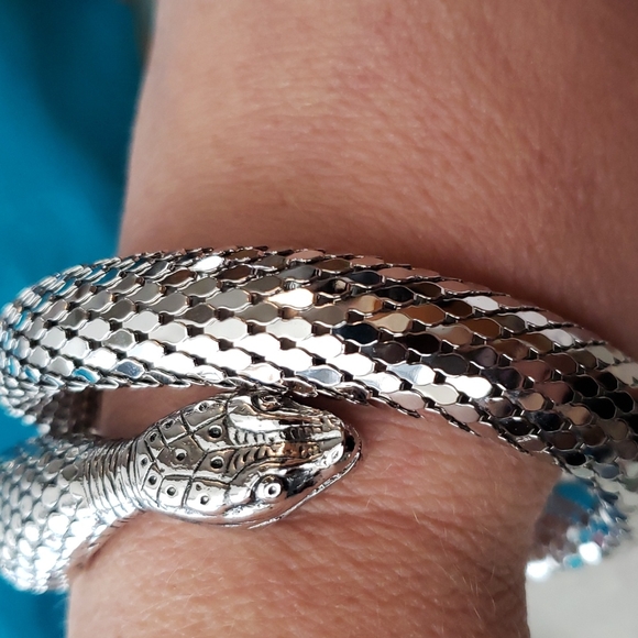 Jewelry - Gorgeous mesh snake bracelet